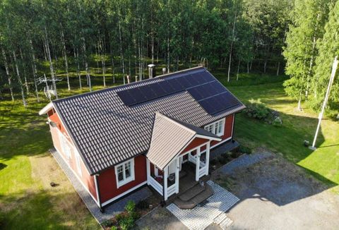 Aurinkosähköjärjestelmä talon katolla
