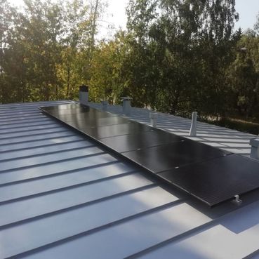 Aurinkopaneelit talon katolla
