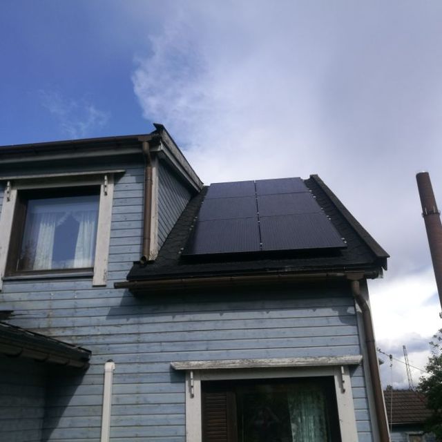 Kuusi aurinkopaneelia katolla