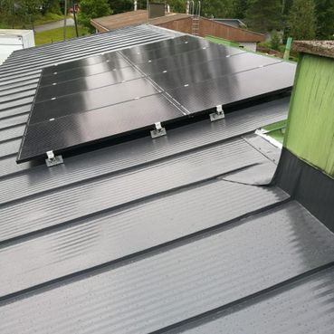 Aurinkopaneelien asennus katolle