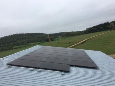 Savon Aurinkoenergia Oy asentaa aurinkosähköjärjestelmät maatilojen rakennusten katoille