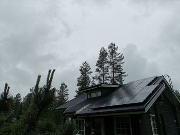 Aurinkopaneelit tuottavat sähköä talon katolla