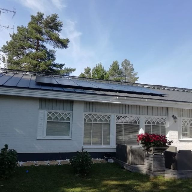 Aurinkopaneeleja asuintalon katolla